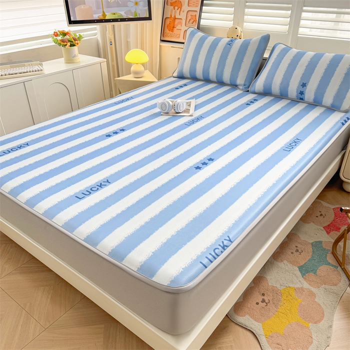 91家纺网 家纺一手货源 找家纺 雯豆家纺 2025夏季新品碳光冰丝凉席床笠款三件套印花小清新绑带冰丝席床罩 碳光冰丝席-床笠款-蓝色条纹