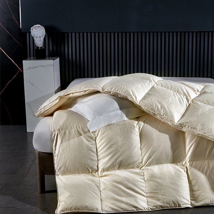 91家纺网 家纺一手货源 找家纺 2025新款高精密全棉提花单层高端立体羽绒被壳大牌提花羽绒被壳95白鹅绒被 YSL米白-贝壳