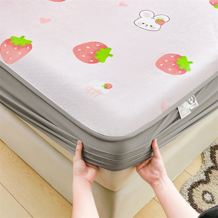 91家纺网 家纺一手货源 找家纺 雯豆家纺 2025夏季新品冰藤印花床笠三件套加厚冰丝软藤席小清新印花床罩单件 冰藤席-床笠款-草莓兔