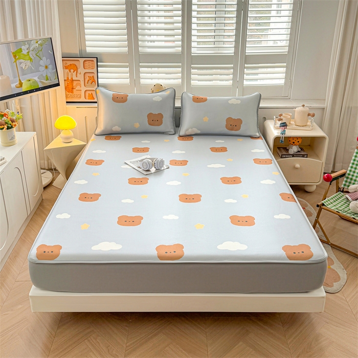 91家纺网 家纺一手货源 找家纺 雯豆家纺 2025夏季新品碳光冰丝凉席床笠款三件套印花小清新绑带冰丝席床罩 碳光冰丝席-床笠款-布丁小昔