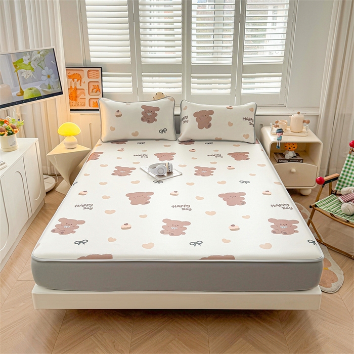 91家纺网 家纺一手货源 找家纺 雯豆家纺 2025夏季新品碳光冰丝凉席床笠款三件套印花小清新绑带冰丝席床罩 碳光冰丝席-床笠款-跳跳熊