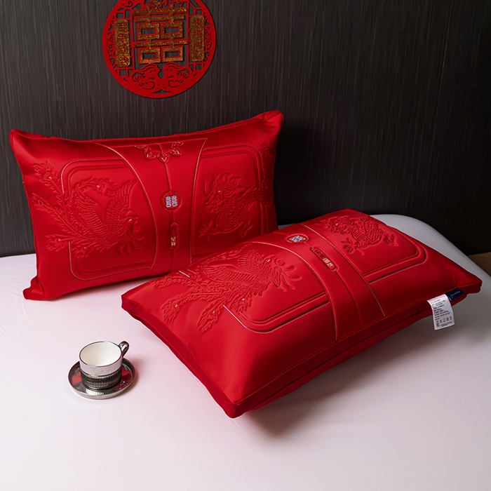 91家纺网 家纺一手货源 找家纺 （总）糖果枕芯 新款龙凤呈祥满版刺绣婚庆枕大红羽丝绒枕头枕芯