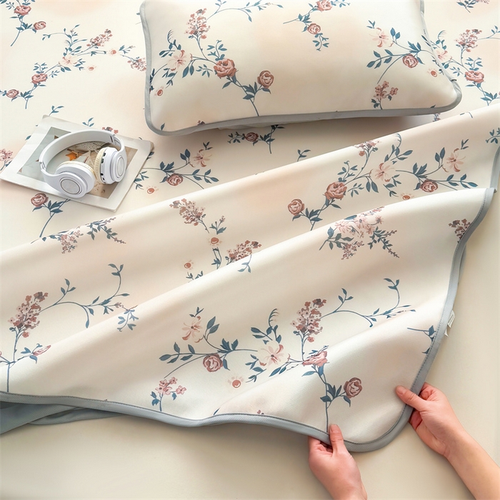 91家纺网 家纺一手货源 找家纺 雯豆家纺 2025夏季新品碳光冰丝凉席床笠款三件套印花小清新绑带冰丝席床罩 碳光冰丝席-床笠款-闻香玫瑰