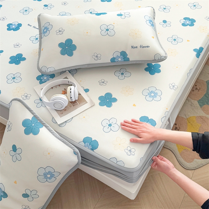 91家纺网 家纺一手货源 找家纺 雯豆家纺 2025夏季新品碳光冰丝凉席床笠款三件套印花小清新绑带冰丝席床罩 碳光冰丝席-床笠款-漫雨