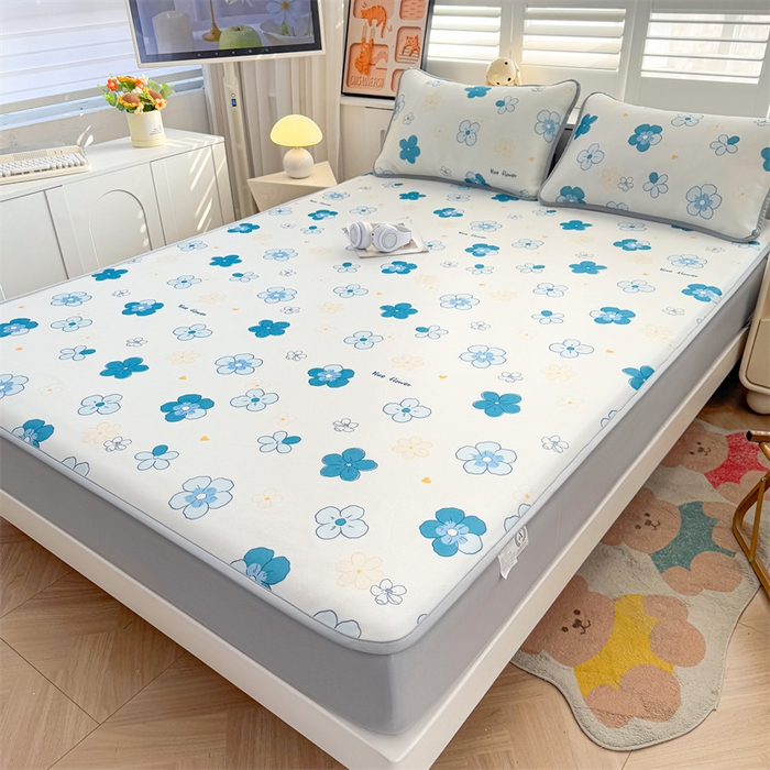 91家纺网 家纺一手货源 找家纺 雯豆家纺 2025夏季新品碳光冰丝凉席床笠款三件套印花小清新绑带冰丝席床罩 碳光冰丝席-床笠款-漫雨