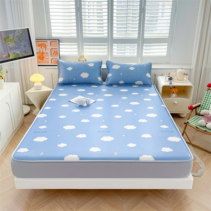 91家纺网 家纺一手货源 找家纺 雯豆家纺 2025夏季新品碳光冰丝凉席床笠款三件套印花小清新绑带冰丝席床罩 碳光冰丝席-床笠款-天空云