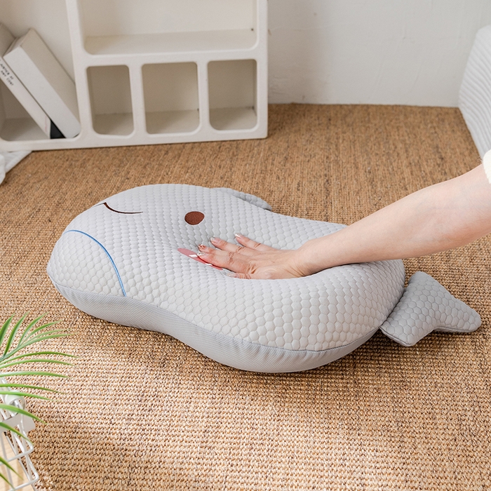 91家纺网 家纺一手货源 找家纺  2025新款慢回弹冰豆凉枕枕头枕芯 鲸鱼冰枕-灰