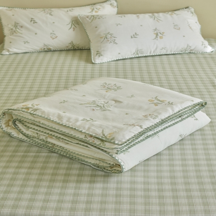 91家纺网 家纺一手货源 找家纺 暖阳 2025新款全棉贝壳边棉花夏被 花间寻梦蓝