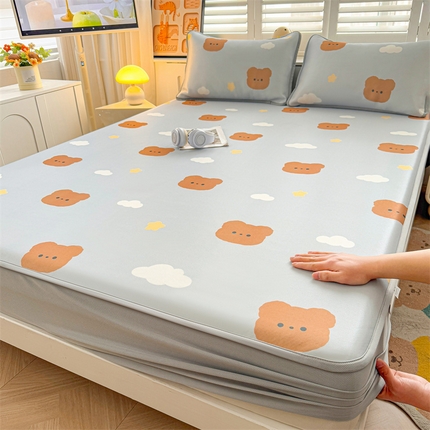 91家纺网 家纺一手货源 找家纺 雯豆家纺 2025夏季新品碳光冰丝凉席床笠款三件套印花小清新绑带冰丝席床罩 碳光冰丝席-床笠款-布丁小昔