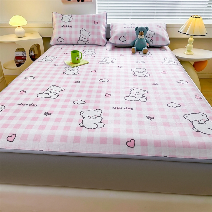 91家纺网 家纺一手货源 找家纺 雯豆家纺 2025夏季新品冰藤印花床笠三件套加厚冰丝软藤席小清新印花床罩单件 冰藤席-床笠款-格子小熊