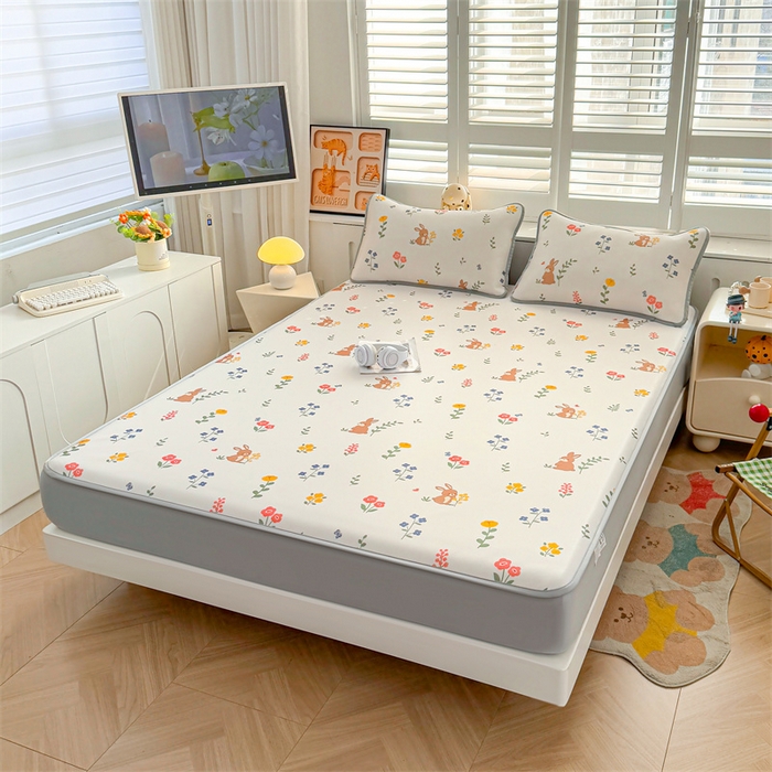 91家纺网 家纺一手货源 找家纺 雯豆家纺 2025夏季新品碳光冰丝凉席床笠款三件套印花小清新绑带冰丝席床罩 碳光冰丝席-床笠款-花丛小兔