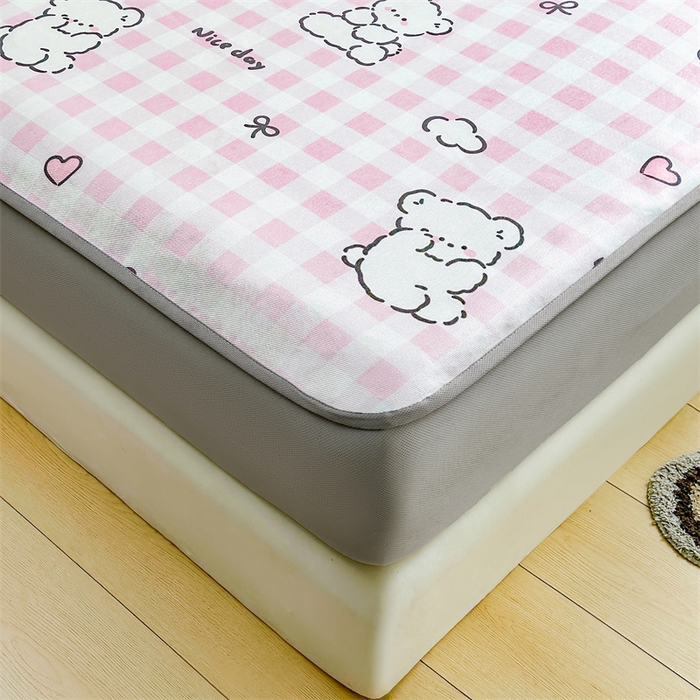 91家纺网 家纺一手货源 找家纺 雯豆家纺 2025夏季新品冰藤印花床笠三件套加厚冰丝软藤席小清新印花床罩单件 冰藤席-床笠款-格子小熊