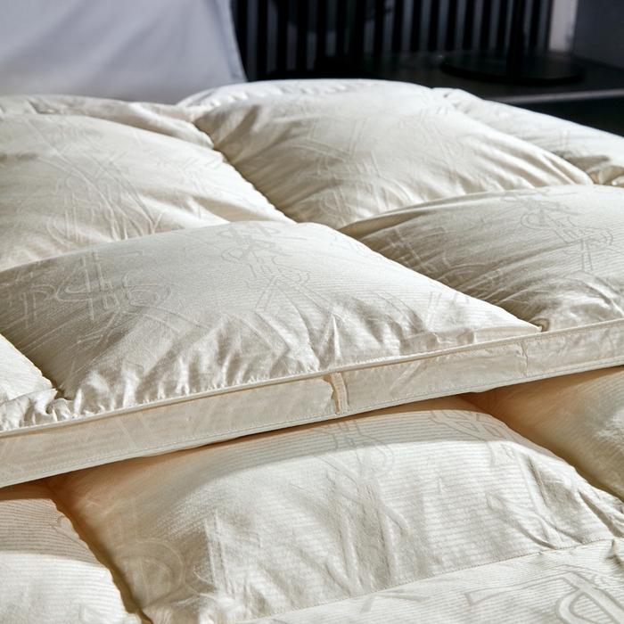 91家纺网 家纺一手货源 找家纺 2025新款高精密全棉提花单层高端立体羽绒被壳大牌提花羽绒被壳95白鹅绒被 YSL米白-贝壳