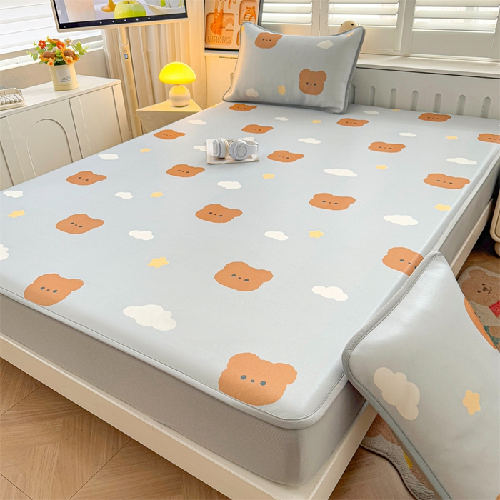 91家纺网 家纺一手货源 找家纺 雯豆家纺 2025夏季新品碳光冰丝凉席床笠款三件套印花小清新绑带冰丝席床罩 碳光冰丝席-床笠款-布丁小昔