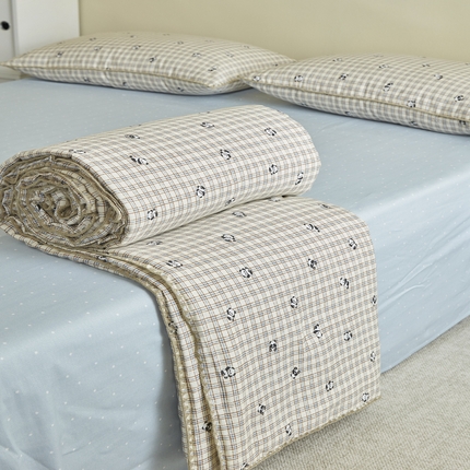 91家纺网 家纺一手货源 找家纺 暖阳 2025新款全棉贝壳边棉花夏被 花间寻梦蓝