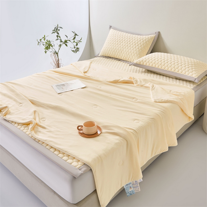 91家纺网 家纺一手货源 找家纺 雯豆家纺 2025夏季新品100%锦纶纯色凉感夏被空调被7A抗菌薄被子可机洗被芯 小冰皮锦纶夏被-杏子米