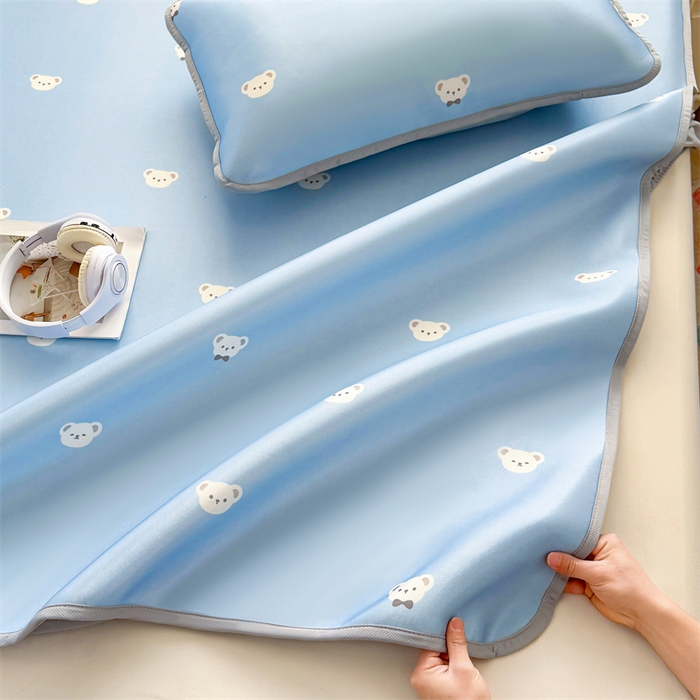 91家纺网 家纺一手货源 找家纺 雯豆家纺 2025夏季新品碳光冰丝凉席床笠款三件套印花小清新绑带冰丝席床罩 碳光冰丝席-床笠款-可爱点点