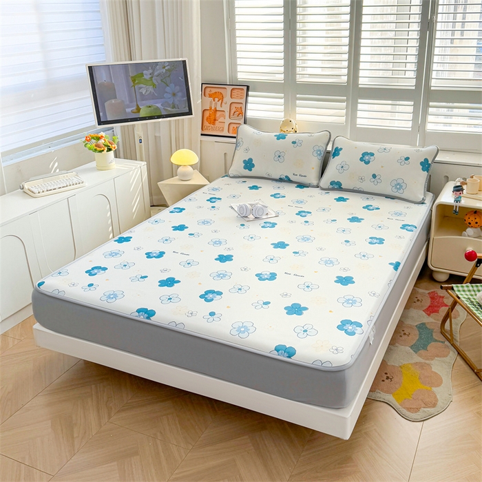 91家纺网 家纺一手货源 找家纺 雯豆家纺 2025夏季新品碳光冰丝凉席床笠款三件套印花小清新绑带冰丝席床罩 碳光冰丝席-床笠款-漫雨