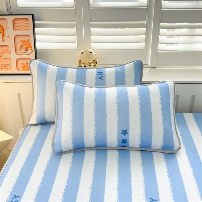 91家纺网 家纺一手货源 找家纺 雯豆家纺 2025夏季新品碳光冰丝凉席床笠款三件套印花小清新绑带冰丝席床罩 碳光冰丝席-床笠款-蓝色条纹