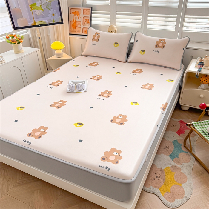 91家纺网 家纺一手货源 找家纺 雯豆家纺 2025夏季新品碳光冰丝凉席床笠款三件套印花小清新绑带冰丝席床罩 碳光冰丝席-床笠款-咖啡小熊