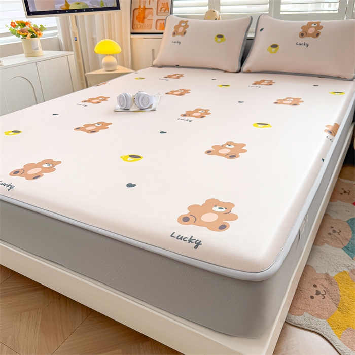 91家纺网 家纺一手货源 找家纺 雯豆家纺 2025夏季新品碳光冰丝凉席床笠款三件套印花小清新绑带冰丝席床罩 碳光冰丝席-床笠款-咖啡小熊