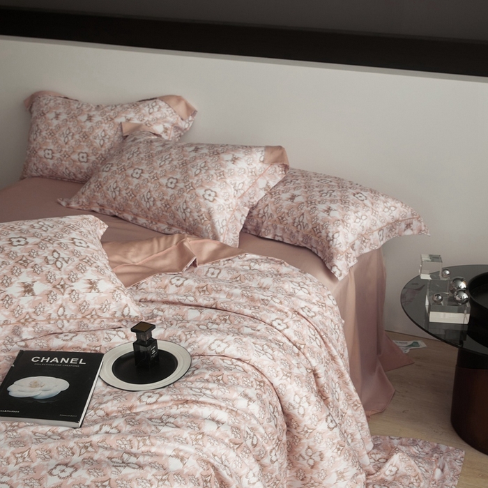 91家纺网 家纺一手货源 找家纺 金奇达2025新款【 巴赫之音】-茧养莱赛尔四件套（标准号全网控价（折后券后）不低于258元） 佩洛斯-粉黛