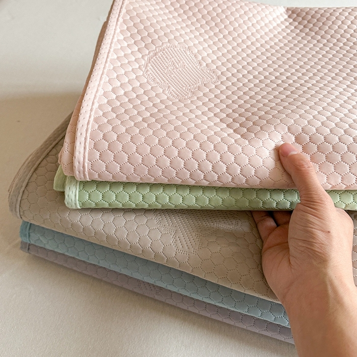 91家纺网 家纺一手货源 找家纺 凉百百 2025新款3D豆豆凉感凉席系列-小熊 组合图仅供展示