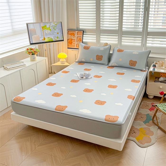 91家纺网 家纺一手货源 找家纺 雯豆家纺 2025夏季新品碳光冰丝凉席床笠款三件套印花小清新绑带冰丝席床罩 碳光冰丝席-床笠款-布丁小昔