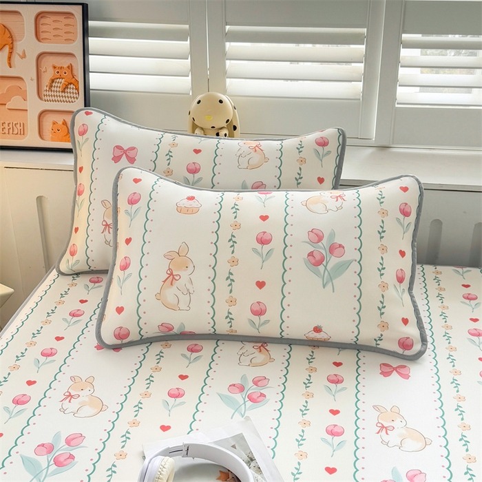 91家纺网 家纺一手货源 找家纺 雯豆家纺 2025夏季新品碳光冰丝凉席床笠款三件套印花小清新绑带冰丝席床罩 碳光冰丝席-床笠款-浪漫花丛