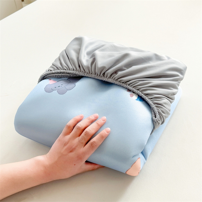 91家纺网 家纺一手货源 找家纺 雯豆家纺 2025夏季新品碳光冰丝凉席床笠款三件套印花小清新绑带冰丝席床罩 碳光冰丝席-床笠款-旺财