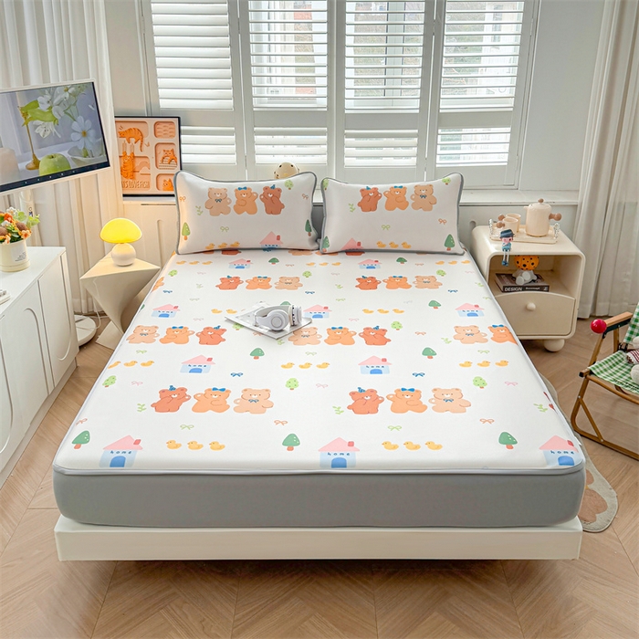 91家纺网 家纺一手货源 找家纺 雯豆家纺 2025夏季新品碳光冰丝凉席床笠款三件套印花小清新绑带冰丝席床罩 碳光冰丝席-床笠款-小熊伙伴