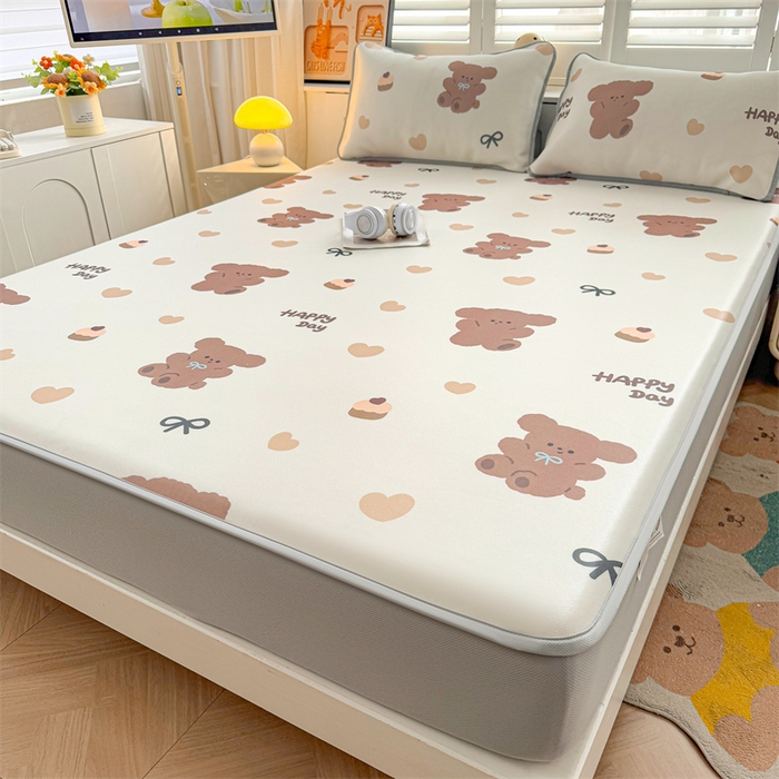 91家纺网 家纺一手货源 找家纺 雯豆家纺 2025夏季新品碳光冰丝凉席床笠款三件套印花小清新绑带冰丝席床罩 碳光冰丝席-床笠款-跳跳熊