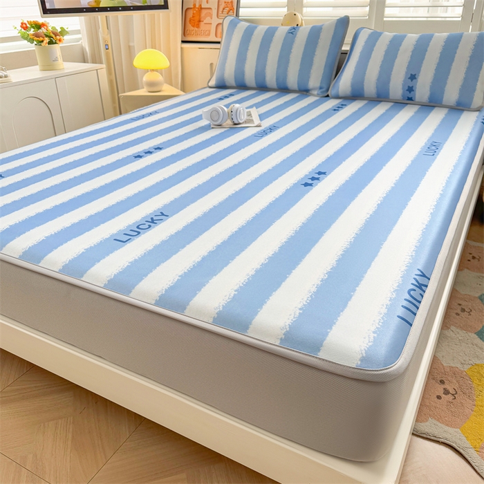 91家纺网 家纺一手货源 找家纺 雯豆家纺 2025夏季新品碳光冰丝凉席床笠款三件套印花小清新绑带冰丝席床罩 碳光冰丝席-床笠款-蓝色条纹