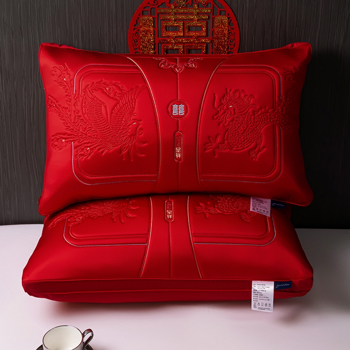 91家纺网 家纺一手货源 找家纺 （总）糖果枕芯 新款龙凤呈祥满版刺绣婚庆枕大红羽丝绒枕头枕芯