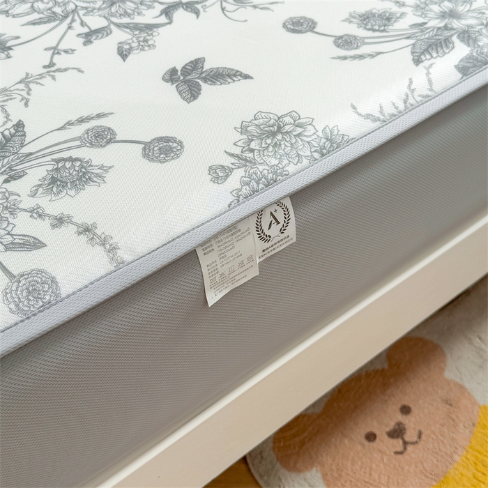 91家纺网 家纺一手货源 找家纺 雯豆家纺 2025夏季新品碳光冰丝凉席床笠款三件套印花小清新绑带冰丝席床罩 碳光冰丝席-床笠款-笔墨书香