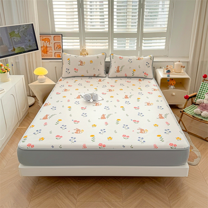 91家纺网 家纺一手货源 找家纺 雯豆家纺 2025夏季新品碳光冰丝凉席床笠款三件套印花小清新绑带冰丝席床罩 碳光冰丝席-床笠款-花丛小兔