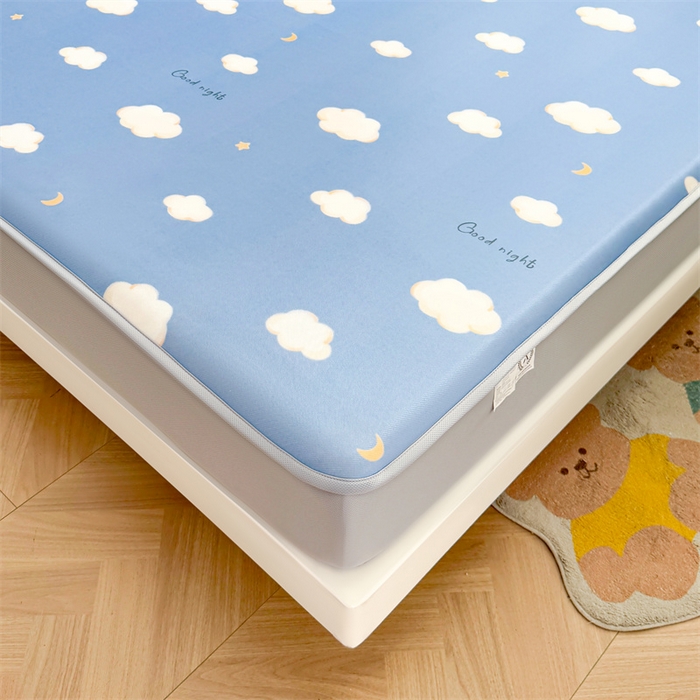 91家纺网 家纺一手货源 找家纺 雯豆家纺 2025夏季新品碳光冰丝凉席床笠款三件套印花小清新绑带冰丝席床罩 碳光冰丝席-床笠款-天空云