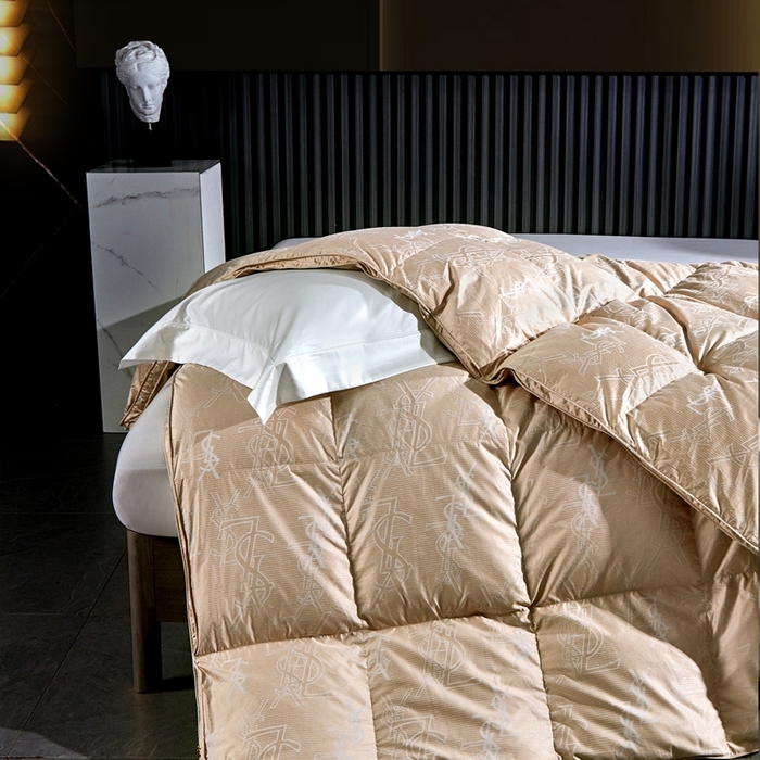 91家纺网 家纺一手货源 找家纺 静若居2025新款高精密全棉提花单层高端立体羽绒被壳大牌提花羽绒被壳95白鹅绒被 YSL米白-贝壳