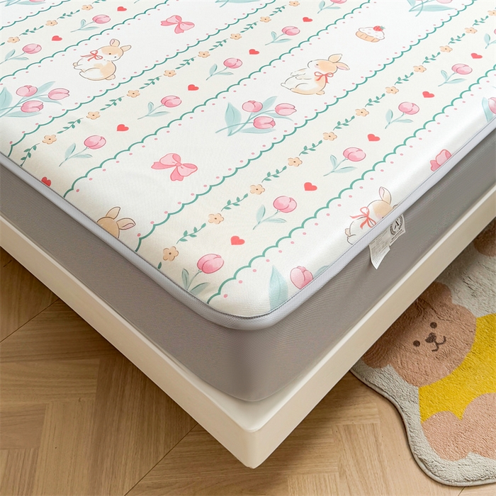 91家纺网 家纺一手货源 找家纺 雯豆家纺 2025夏季新品碳光冰丝凉席床笠款三件套印花小清新绑带冰丝席床罩 碳光冰丝席-床笠款-浪漫花丛