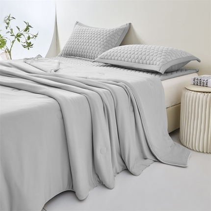 91家纺网 家纺一手货源 找家纺 雯豆家纺 2025夏季新品100%锦纶纯色凉感夏被空调被7A抗菌薄被子可机洗被芯 小冰皮锦纶夏被-时光灰