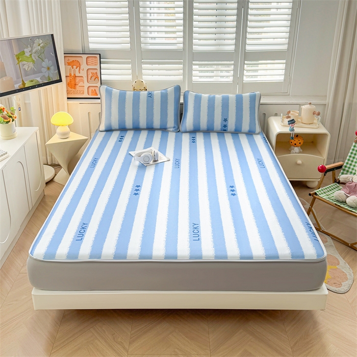 91家纺网 家纺一手货源 找家纺 雯豆家纺 2025夏季新品碳光冰丝凉席床笠款三件套印花小清新绑带冰丝席床罩 碳光冰丝席-床笠款-蓝色条纹