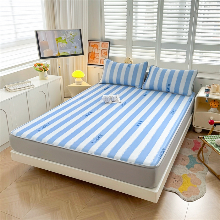 91家纺网 家纺一手货源 找家纺 雯豆家纺 2025夏季新品碳光冰丝凉席床笠款三件套印花小清新绑带冰丝席床罩 碳光冰丝席-床笠款-蓝色条纹