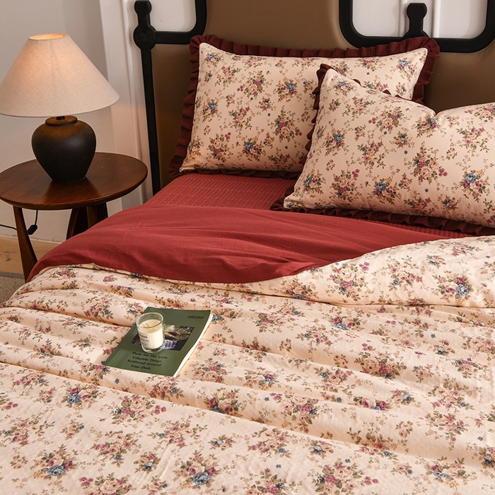91家纺网 家纺一手货源 找家纺 金艾草2026新款A类纯棉双层纱皱皱纱花边床盖四件套（复古风） 花漾-酒红色-床盖款