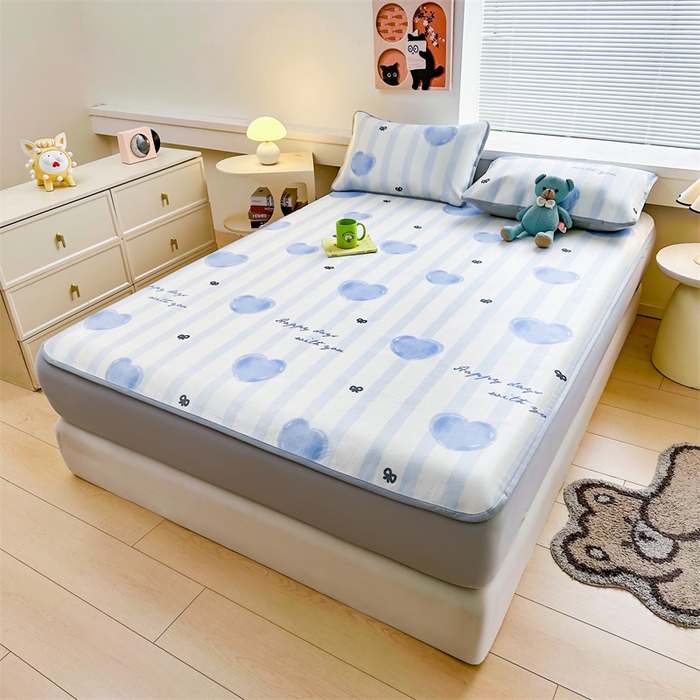 91家纺网 家纺一手货源 找家纺 雯豆家纺 2025夏季新品冰藤印花床笠三件套加厚冰丝软藤席小清新印花床罩单件 冰藤席-床笠款-心心相印