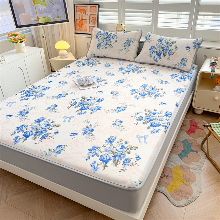 91家纺网 家纺一手货源 找家纺 雯豆家纺 2025夏季新品碳光冰丝凉席床笠款三件套印花小清新绑带冰丝席床罩 碳光冰丝席-床笠款-芳华如梦