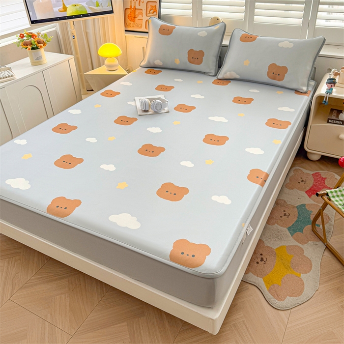 91家纺网 家纺一手货源 找家纺 雯豆家纺 2025夏季新品碳光冰丝凉席床笠款三件套印花小清新绑带冰丝席床罩 碳光冰丝席-床笠款-布丁小昔