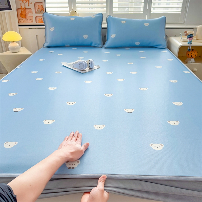 91家纺网 家纺一手货源 找家纺 雯豆家纺 2025夏季新品碳光冰丝凉席床笠款三件套印花小清新绑带冰丝席床罩 碳光冰丝席-床笠款-可爱点点