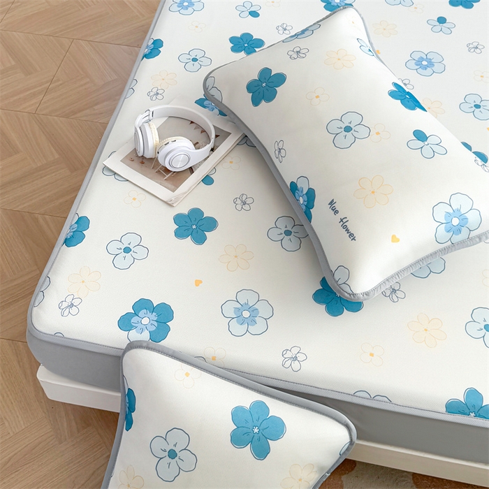 91家纺网 家纺一手货源 找家纺 雯豆家纺 2025夏季新品碳光冰丝凉席床笠款三件套印花小清新绑带冰丝席床罩 碳光冰丝席-床笠款-漫雨