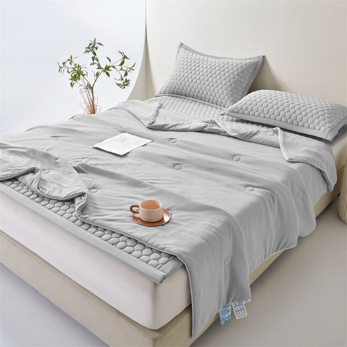 91家纺网 家纺一手货源 找家纺 雯豆家纺 2025夏季新品100%锦纶纯色凉感夏被空调被7A抗菌薄被子可机洗被芯 小冰皮锦纶夏被-时光灰