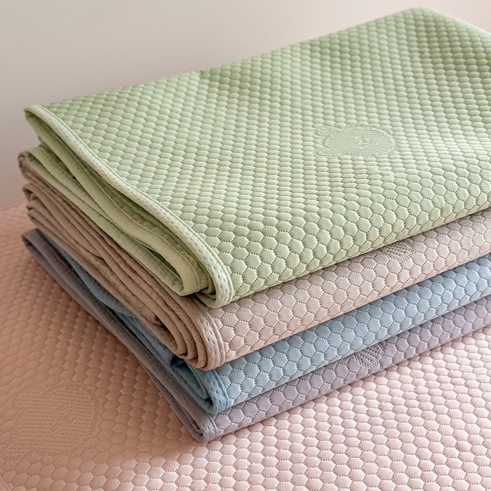 91家纺网 家纺一手货源 找家纺 凉百百 2025新款3D豆豆凉感凉席系列-小熊 组合图仅供展示